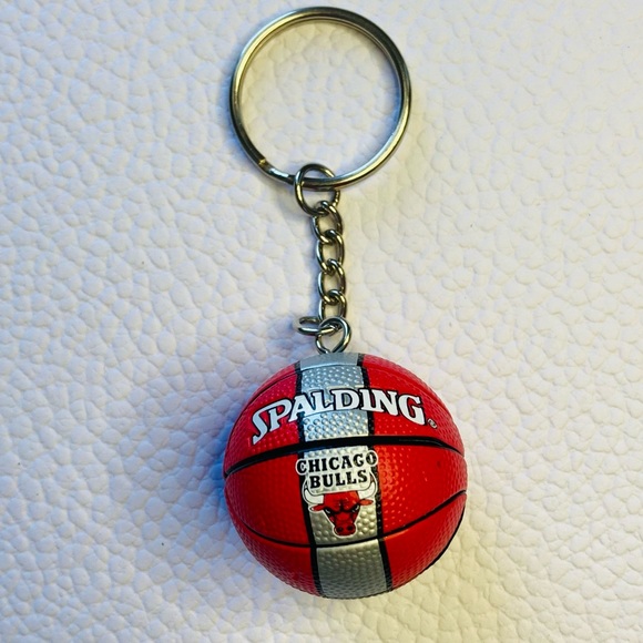 NBA Chicago Bulls Ball Keychain High Quality New - Picture 2 of 3